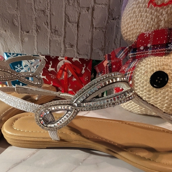 NIB Size 8 Elegant Silver Women's Sandals - Picture 3 of 6